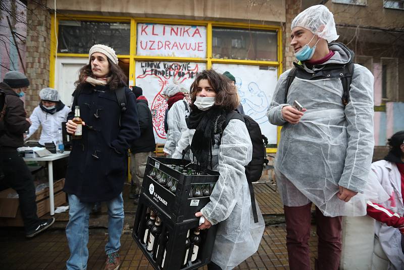 Vyklízení pražské Kliniky