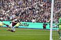 Vladimír Coufal  z West Hamu střílí vlastní gól v utkání s Manchesterem City.