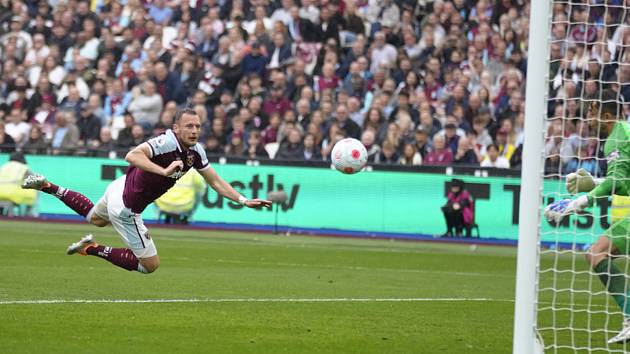 Vladimír Coufal  z West Hamu střílí vlastní gól v utkání s Manchesterem City.