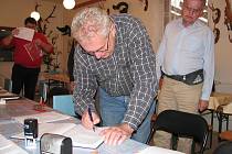 Miloš Zeman podepisuje poslední z dokumentů při založení Strany práv občanů. V Hodoníně na Slováckém statku Jana Fencla.