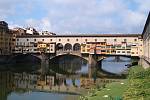 Italská Florencie je nejen domovem Michelangelova Dávida. Nabízí mnohé architektonické a umělecké skvosty. Město protíná řeka Arno. Nejslavnější most na ní je Ponte Vecchio.