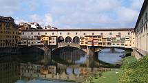 Italská Florencie je nejen domovem Michelangelova Dávida. Nabízí mnohé architektonické a umělecké skvosty. Město protíná řeka Arno. Nejslavnější most na ní je Ponte Vecchio.