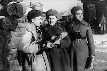Velitel 8. gardové střelecké divize generálmajor I. V. Panfilov (vlevo), náčelník štábu plukovník I. I. Serebrjakov a vojenský komisař divize S. A. Jegorov na průzkumu ve vesnici Guseněvo. Poslední Panfilovova fotografie, pořízená 18. listopadu 1941