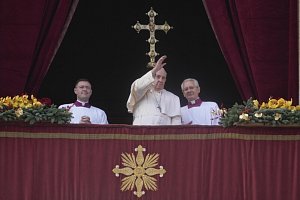 Papež František zdraví věřící po svém tradičním poselství Městu a světu (Urbi et orbi) na  Svatopetrském náměstí ve Vatikánu, 25. prosince 2022