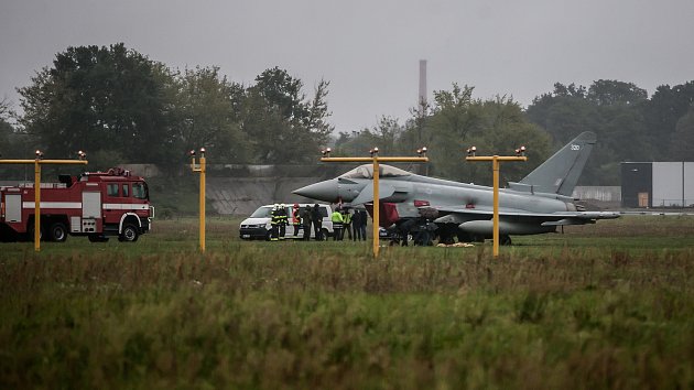 Britský stíhací letoun Eurofighter Typhoon 6 skvadrony Královského letectva nezvládl v pátek odpoledne přistání v Pardubicích. Letoun při přistání přejel dráhu a zastavil až na trávě. Pilot nebyl zraněn.