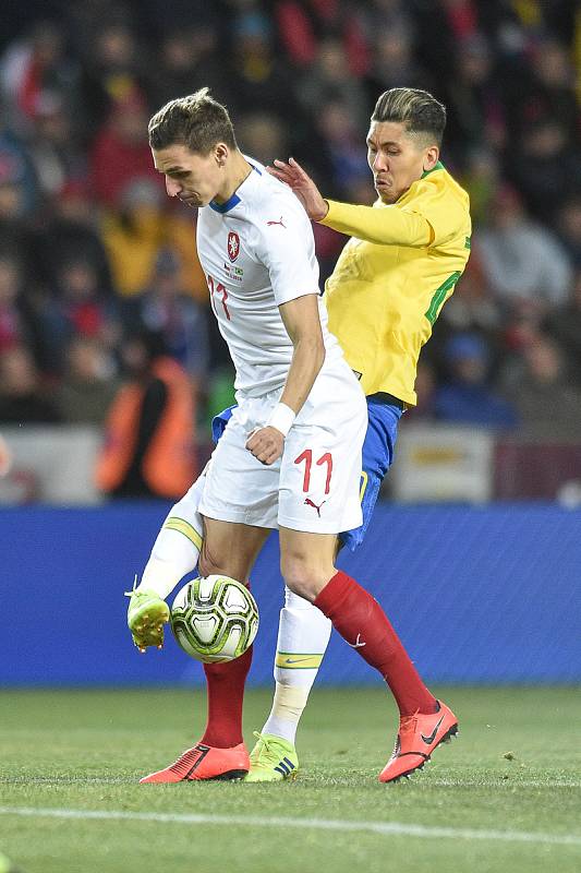 Přátelský fotbalový zápas, Česká republika (CZE) - (BR) Brazilská fotbalová reprezentace, 26. března 2019 v Praze. Na snímku (zleva) David Pavelka a Roberto Firmino.