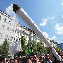 Pochod nejméně pěti tisícovek lidí na podporu legalizace konopí vyšel v sobotu 7.května po poledni z Karlova náměstí.