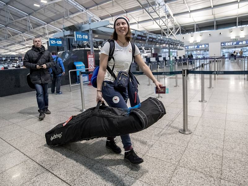 Eva Samková při odletu na olympiádu.