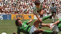 Diego Maradona v souboji s Lotharem Matthäusem ve finále MS 1986 v Mexiku, ve kterém Argentina slavila titul po výhře 3:2 nad Německem