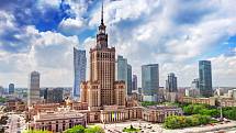 Varšava, letecký pohled na Palác kultury a vědy a obchodní mrakodrapy.