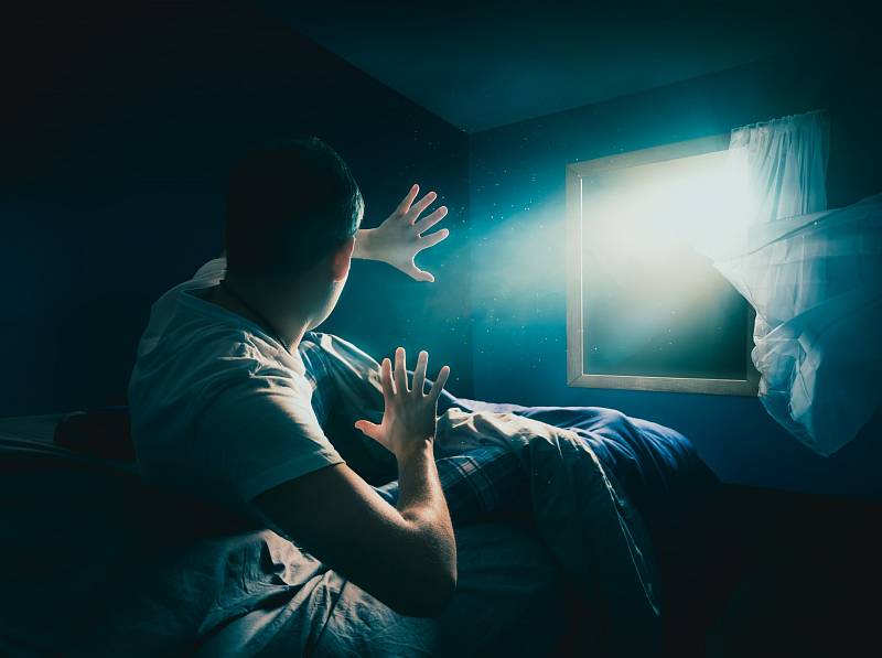 Psychologové věří, že mnoho nočních děsů má souvislost s reálným životem pacienta a že nevyřešený zážitek z minulosti se podvědomě do snů promítne.