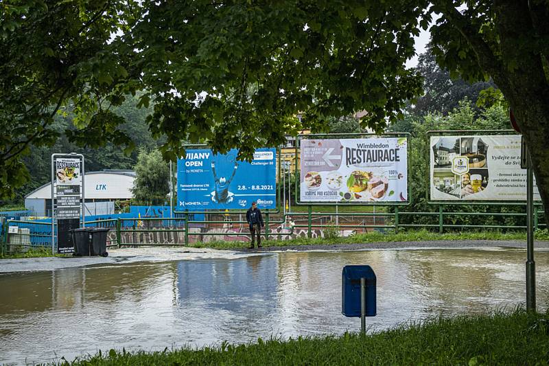 Ve Fibichově ulici v Liberci se vytvořila 17. července 2021 při silném dešti laguna a je neprůjezdná