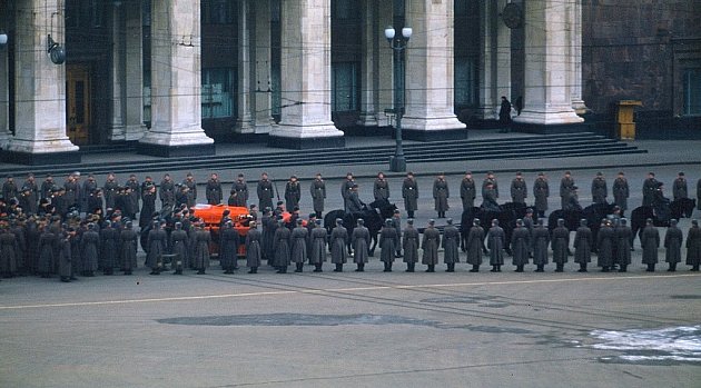 Stalinův pohřeb v Moskvě v roce 1953. Jeho součástí byla vojenská přehlídka.