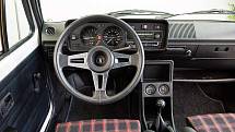 Nakonec byl ale Golf GTI hitem celosvětově. Šlo také o jedno z prvních malých aut s mechanickým vstřikováním paliva. Největší osmnáctistovka uměla vyprodukovat až 115 koní (85 kW). Zcela dostačující pro plechovku vážící 810 kg.