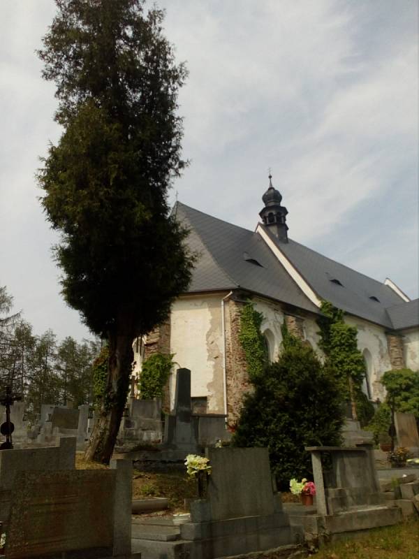 Hřbitovní kostel sv. Máří Magdalény ve Velharticích. Zde možná lehce uvěříte pověstem o zdařilém rituálu oživení mrtvoly vojáka či upálení desítek lidí krutými loupežníky.