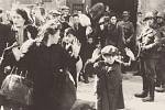 Varšavské ghetto. Dne 19. dubna 1943 vpochodovali nacisté do ghetta, aby ho zlikvidovali jako dárek k Hitlerovým narozeninám, obyvatelé však povstali. Ikonická fotografie není od válečného fotoreportéra, ale ze zprávy velitele likvidačního zásahu Jürgena 