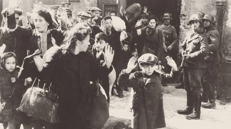 Varšavské ghetto. Dne 19. dubna 1943 vpochodovali nacisté do ghetta, aby ho zlikvidovali jako dárek k Hitlerovým narozeninám, obyvatelé však povstali. Ikonická fotografie není od válečného fotoreportéra, ale ze zprávy velitele likvidačního zásahu Jürgena 