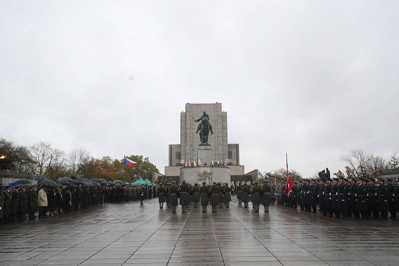 Pietní akt ke 100 letům republiky u Národního památníku na Vítkově v Praze.