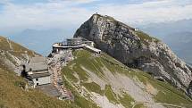 Švýcarský štít Mount Pilatus. U turistické chaty pod vrcholem se každoročně v listopadu konají vánoční trhy. Jde o nejvýše položené vánoční trhy v Evropě.