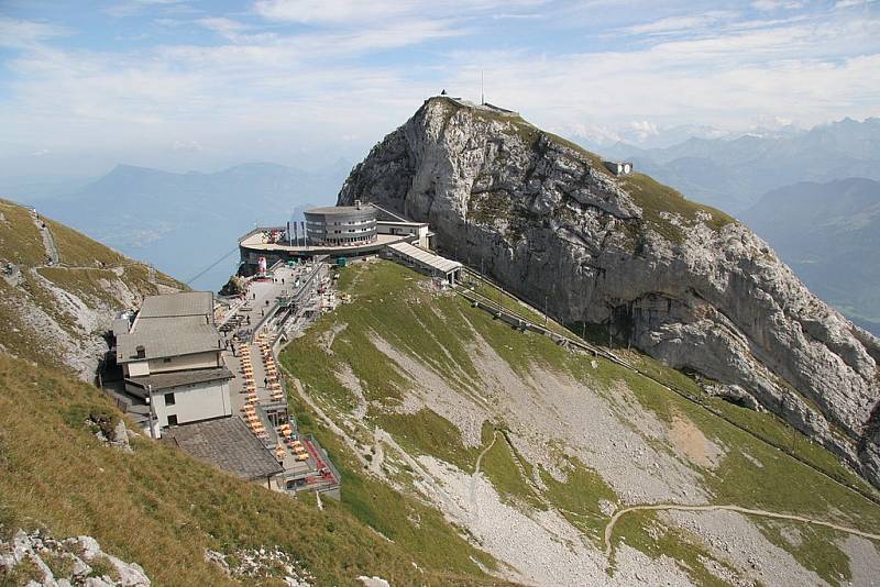 Švýcarský štít Mount Pilatus. U turistické chaty pod vrcholem se každoročně v listopadu konají vánoční trhy. Jde o nejvýše položené vánoční trhy v Evropě.