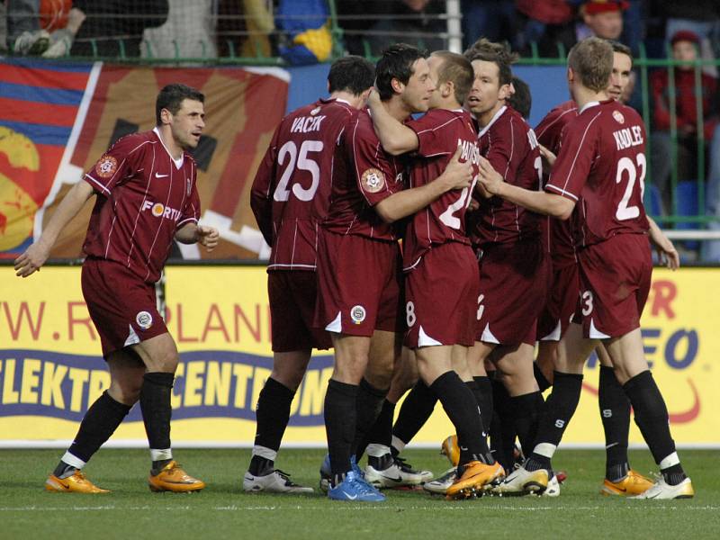 Mladá Boleslav - Sparta. Útočník Sparty Miroslav Slepička sklízí gratulace za vyrovnávací gól.