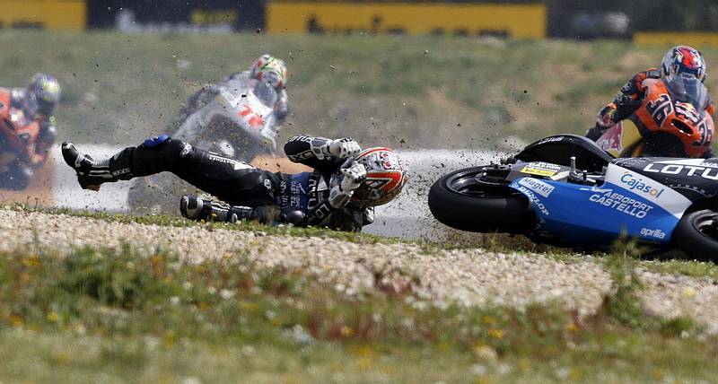 Španěl Alex Debon padá v závodě do 125 ccm.