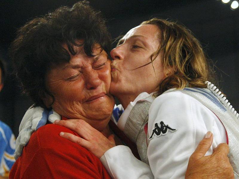 Italka Maria Valentina Vezzali líbá svou matku poté, co vyhrála závod žen ve fleretu.