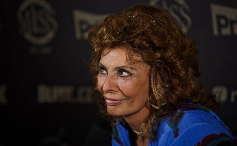 Sophia Lorenová na tiskové konferenci před finále České Miss 28. března v Praze. 