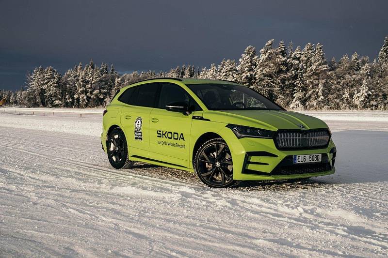 Automobilka Škoda pokořila s plně elektrickým vozem SUV Enyaq RS rekord v nejdelším souvislém driftu na ledě.