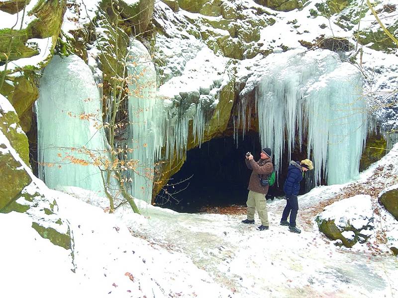 Nedaleko obce Pasečnice se nachází jeskyně Salka, ve které se už v 17. století těžila břidlice. Dnes je sluj zaplavená vodou.