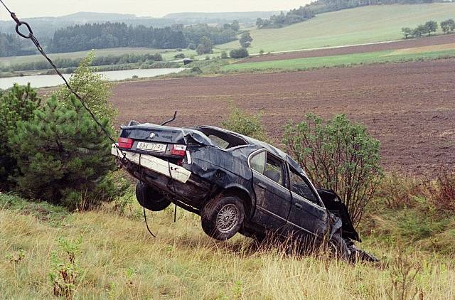 Dubčekův vůz po havárii při vyprošťování. Takto skončilo 1. září 1992 na 88. kilometru dálnice D1 ve směru na Prahu vládní BMW, které převáželo tehdejšího předsedu Federálního shromáždění ČSFR Alexandera Dubčeka