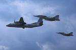 Antonov An-26 v doprovodu stíhaček Jas-39 Gripen