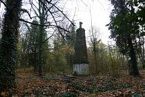 Bohnický hřbitov byl založen na začátku 20. století a pohřbíváni tu byli pacienti, ale také zaměstnanci z nedalekého Ústavu pro choromyslné.
