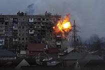 Raketový útok na obytnou budovu v Mariupolu.