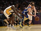 Stephen Curry uniká protihráčům z Los Angeles Lakers.