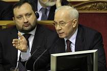 Serhij Arbuzov (vlevo) a Mykola Azarov.