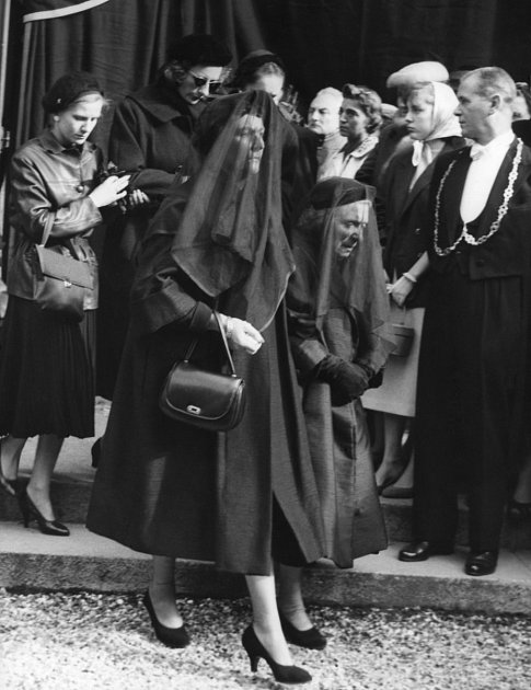 Slečna Catherine Diorová (na snímku vlevo) na pohřbu svého zesnulého bratra Christiana v kostele Saint Honore D'Eylau v Paříži ve Francii v roce 1957.