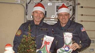 Neobvyklé Vánoce ve světě: Santa Claus v kosmické lodi i královský fotbal -  Pražský deník