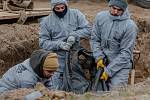 Exhumace těl z masových hrobů v ukrajinské Buči.