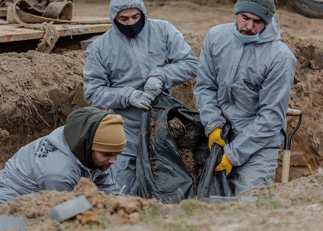 Exhumace těl z masových hrobů v ukrajinské Buči.