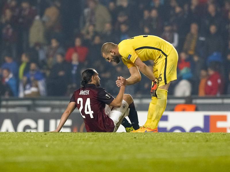 Fotbalisté Sparty Petr Jiráček (vlevo) a brankář David Bičík.