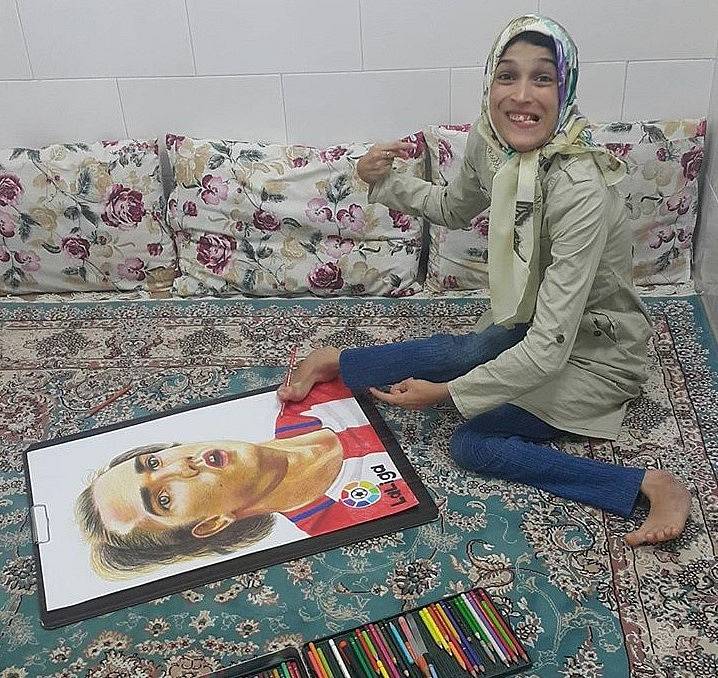 Handicapovaná Fatemeh maluje portréty nohama.