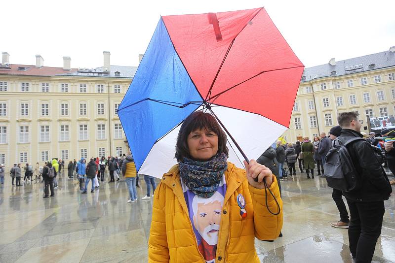 Na nádvoří Pražského hradu přišli inauguraci nového prezidenta sledovat příznivci Petra Pavla