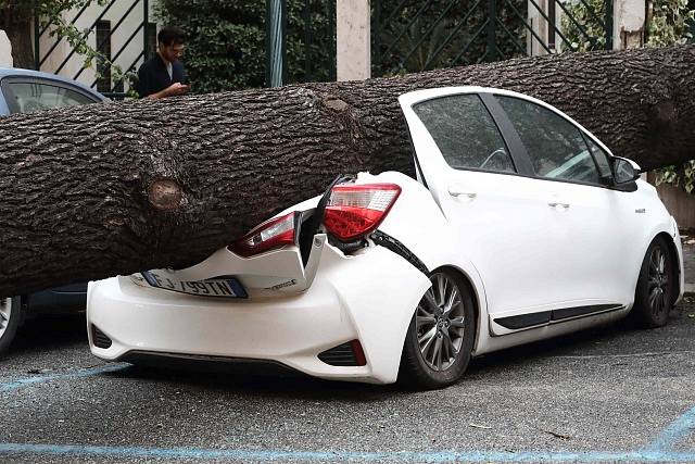 Povodně a orkán v Itálii napáchaly škody.