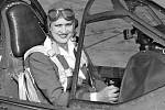 Americká pilotka a podnikatelka Jackie Cochranová v kokpitu stroje Curtiss P-40 Warhawk.