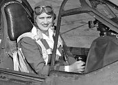 Americká pilotka a podnikatelka Jackie Cochranová v kokpitu stroje Curtiss P-40 Warhawk.