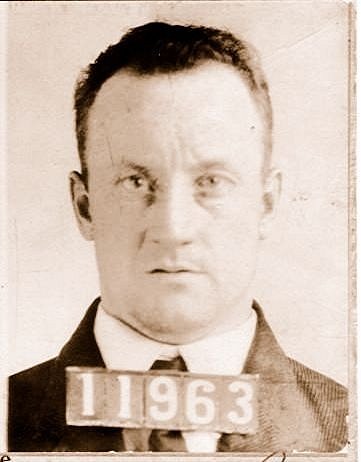 Člen Dillingerova gangu John Hamilton. Hamilton zemřel na následky střelného zranění, které utrpěl při útěku před FBI. John Dillinger se o něj do posledních chvil staral a pak ho tajně pohřbil.