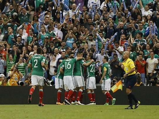 Fotbalisté Mexika slaví vítězství nad Kanadou