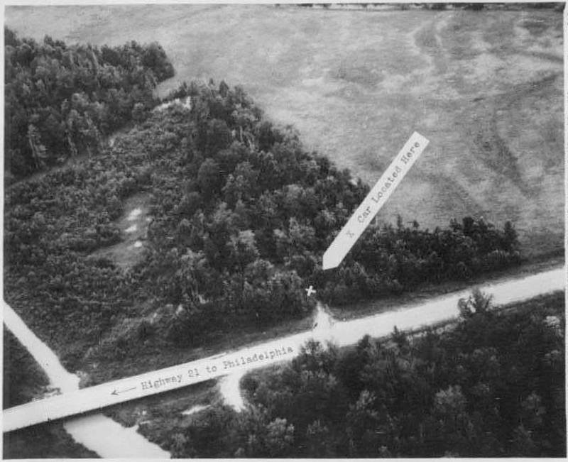 Křížek ukazuje místo u silnice Highway 21, kde se našlo kombi, v němž byla převezena těla zavražděných. Šlo o opuštěnou lesní cestu nedaleko řeky Bogue Chitto