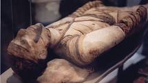 Mumie jiného starověkého Egypťana z Britského muzea v Londýně.